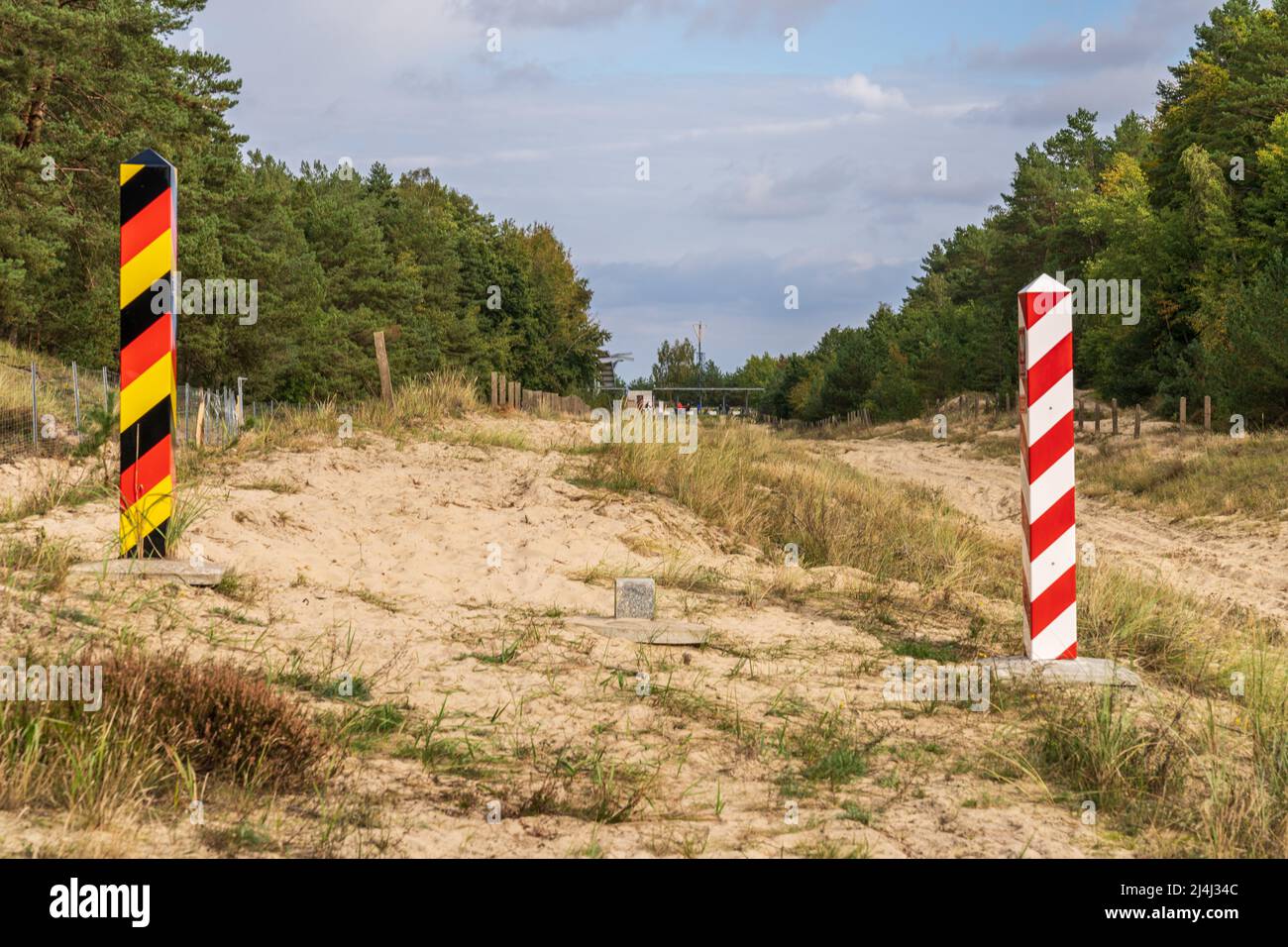 La terre de no-homme à la frontière entre Ahlbeck en Allemagne et Swinoujscie en Pologne avec deux postes frontières Banque D'Images