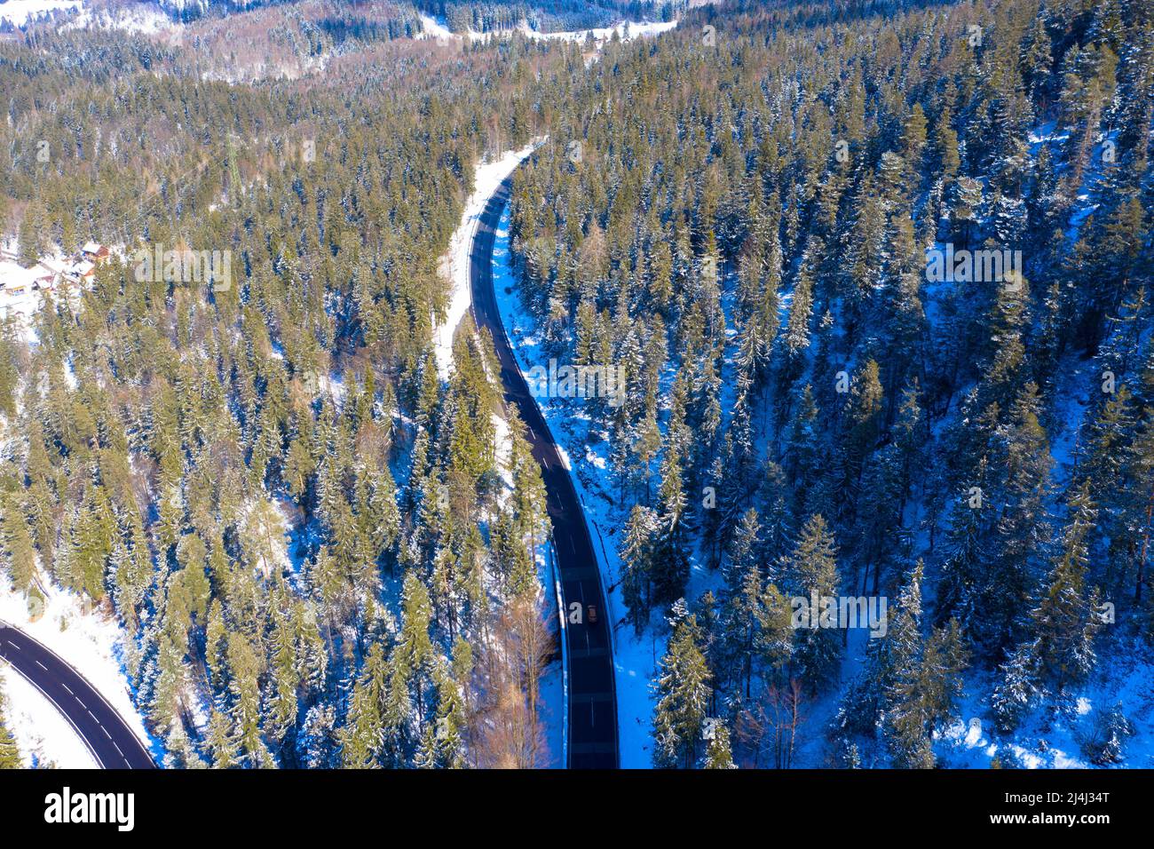 Vue aérienne d'une route de montagne appelée Pötschenpass en hiver. Bad Aussee, Styrie, Autriche . Photographie de Drohne Banque D'Images
