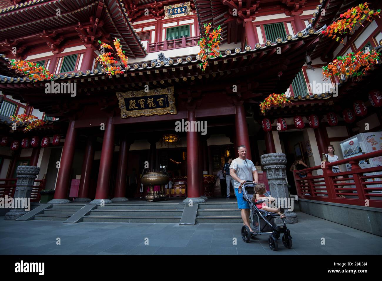 Singapour -avril 20,2022: Visiteurs le temple relique de la dent de Bouddha. Banque D'Images