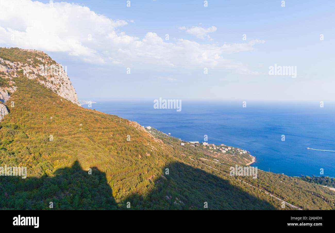 Côte sud de la Crimée, paysage de montagne avec la côte de la mer Noire par une journée ensoleillée Banque D'Images