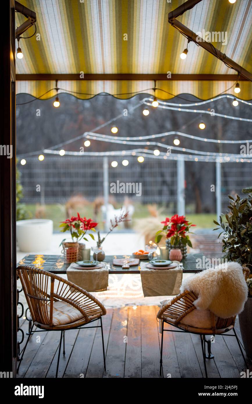 Jardin confortable avec table décorée et servie pour le dîner Banque D'Images