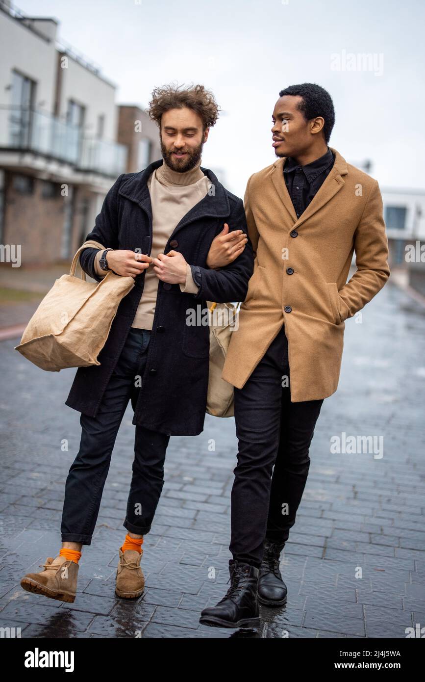Couple gay marchant ensemble à l'extérieur Banque D'Images