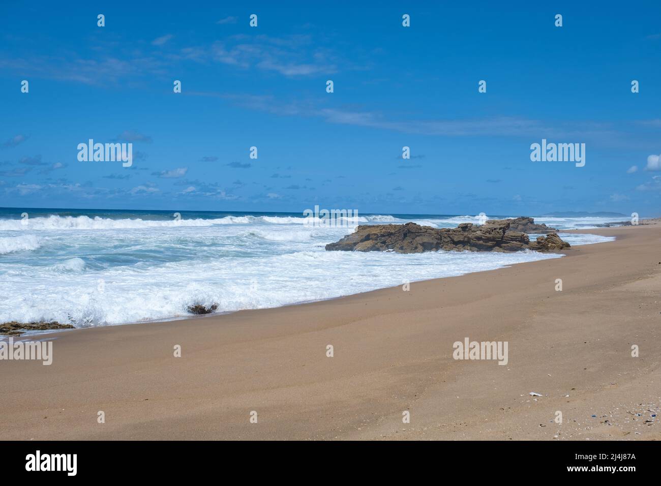 Afrique du Sud Sainte-Lucie, océan de sable Rocks et horizon côtier bleu à la plage de Mission Rocks près de Cape Vidal dans le parc humide iSimangaliso à Zululand. Afrique du Sud Sainte-Lucie Banque D'Images