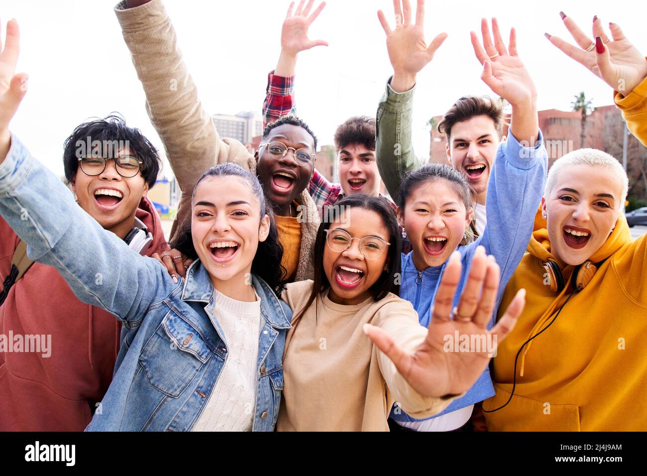 Grand groupe de jeunes amis joyeux et motivés prenant le portrait de selfie. Des gens heureux qui regardent l'appareil photo souriant. Concept de communauté Banque D'Images