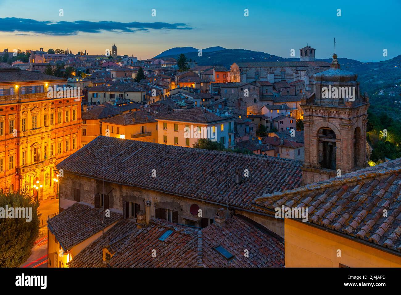 Vue sur Perugia au coucher du soleil depuis Porta Sole, Italie. Banque D'Images