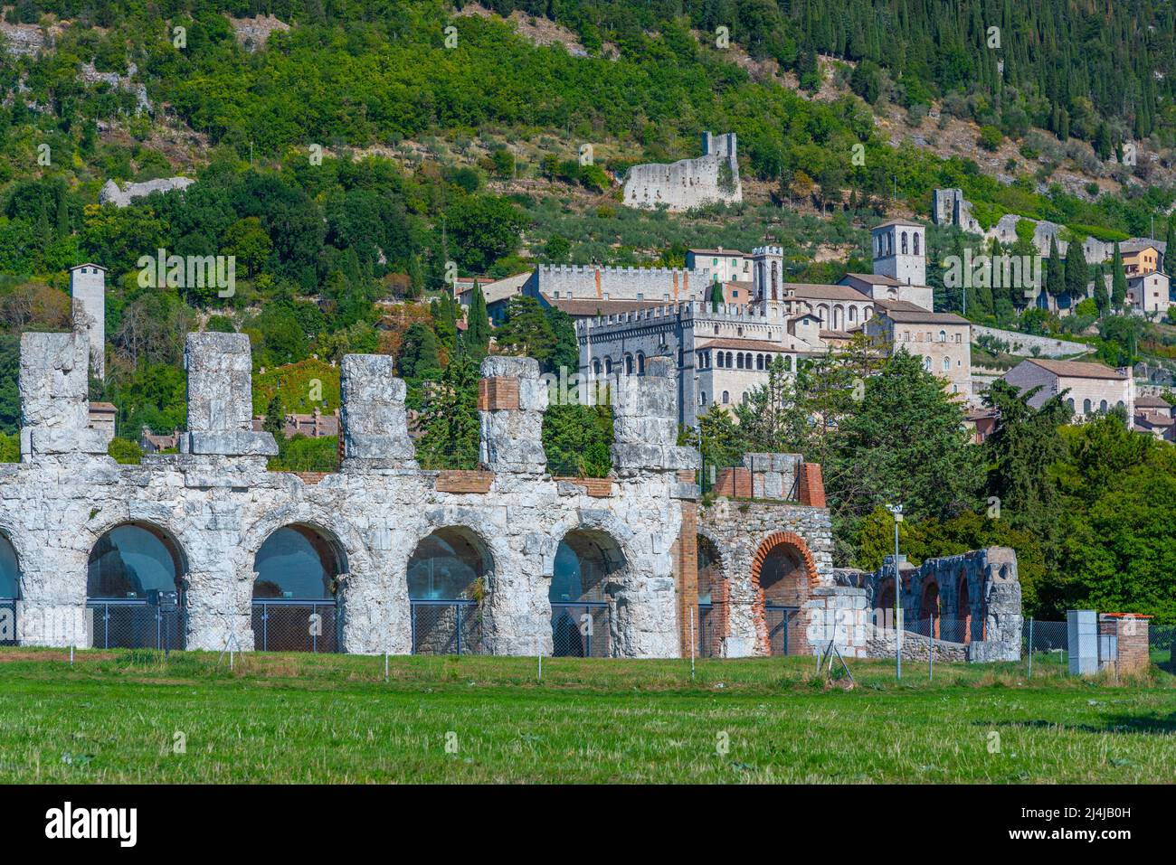 Vue panoramique sur la ville italienne de Gubbio. Banque D'Images