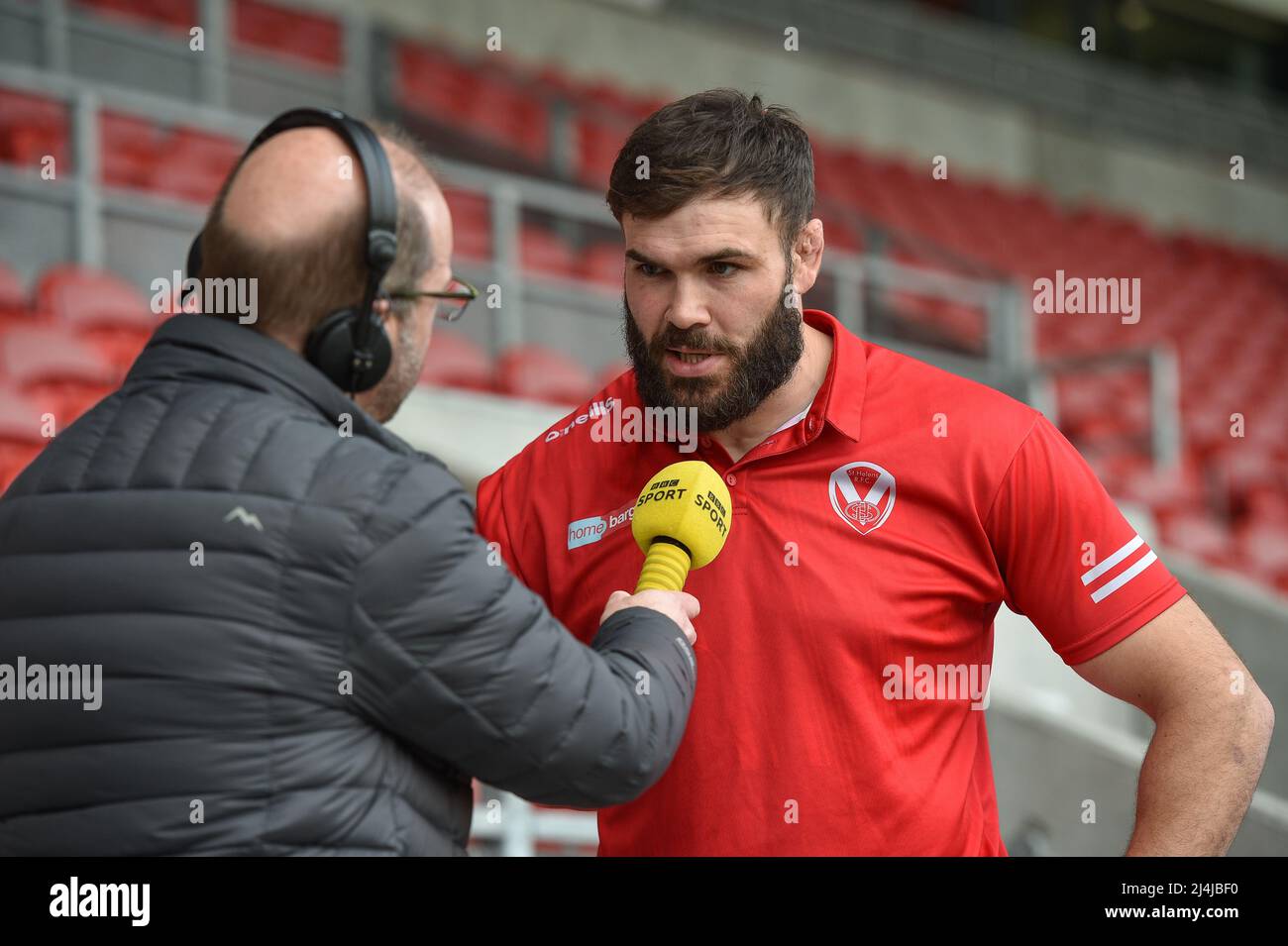 St. Helens, Angleterre - 15th avril 2022 - Alex Walmsley, de St Helens, parle à Dave Woods de la BBC. Rugby League Betfred Super League Round 8 St. Helens vs Wigan Warriors au stade Totally Wicked, St. Helens, Royaume-Uni Dean Williams Banque D'Images