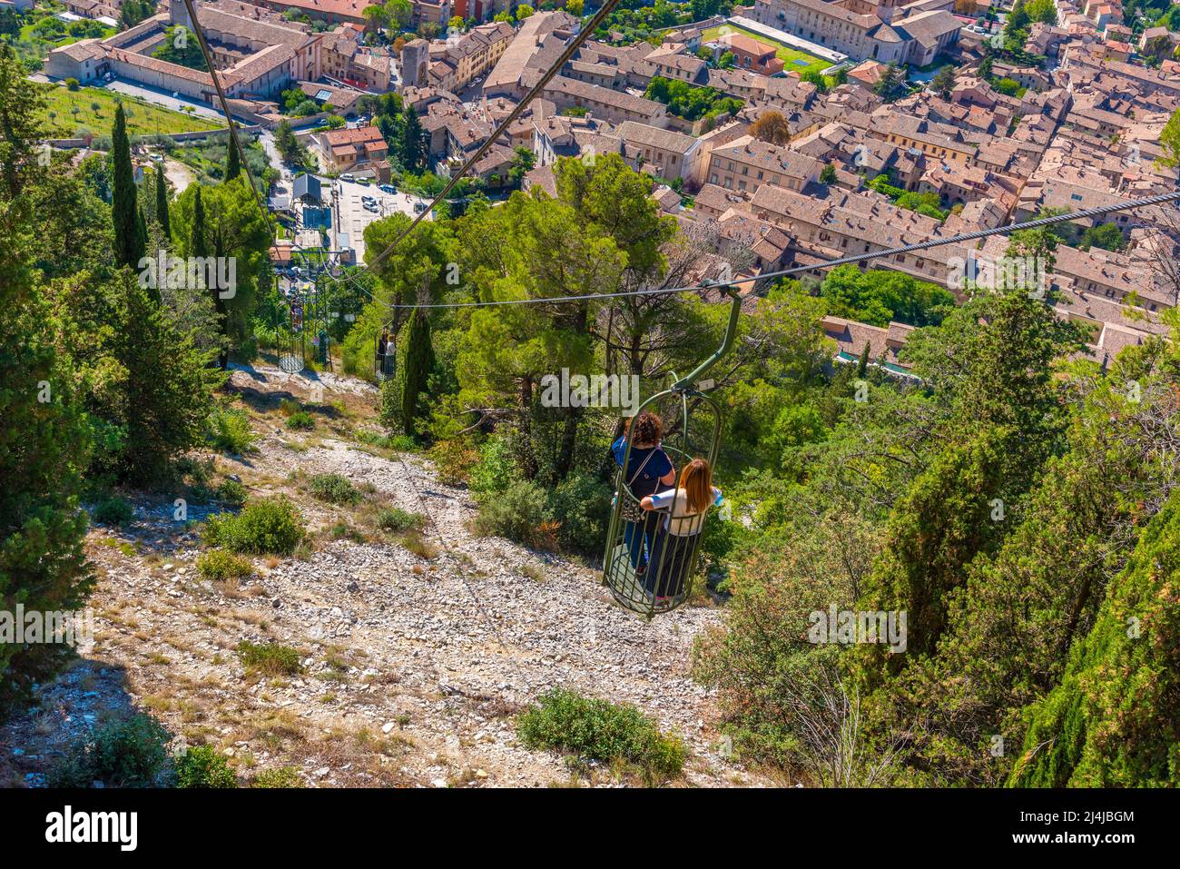 Les gens apprécient la balade à Funivia Colle Eletto à Gubbio, en Italie. Banque D'Images