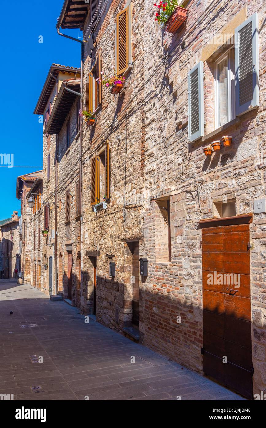 Rue étroite dans la vieille ville de Gubbio en Italie. Banque D'Images