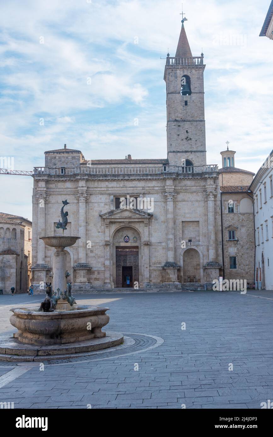 Cathédrale dans la ville italienne Ascoli Piceno. Banque D'Images