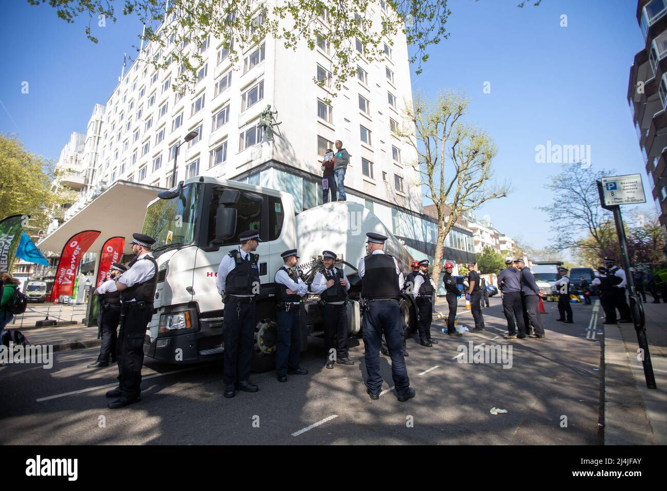 Londres, Angleterre, Royaume-Uni. 16th avril 2022. Extinction des militants de la rébellion, dont Etienne STOTT, médaillé d'or olympique, ont arrêté un camion pétrolier à Hyde Park pour protester contre les combustibles fossiles. (Image de crédit : © Tayfun Salci/ZUMA Press Wire) Banque D'Images