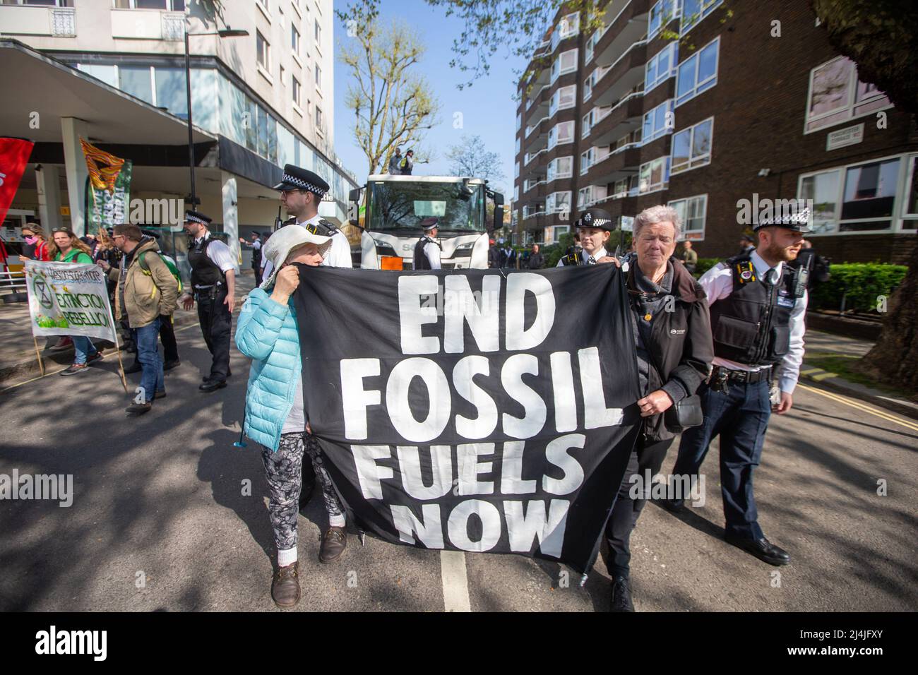 Londres, Angleterre, Royaume-Uni. 16th avril 2022. Extinction des militants de la rébellion, dont Etienne STOTT, médaillé d'or olympique, ont arrêté un camion pétrolier à Hyde Park pour protester contre les combustibles fossiles. (Image de crédit : © Tayfun Salci/ZUMA Press Wire) Banque D'Images