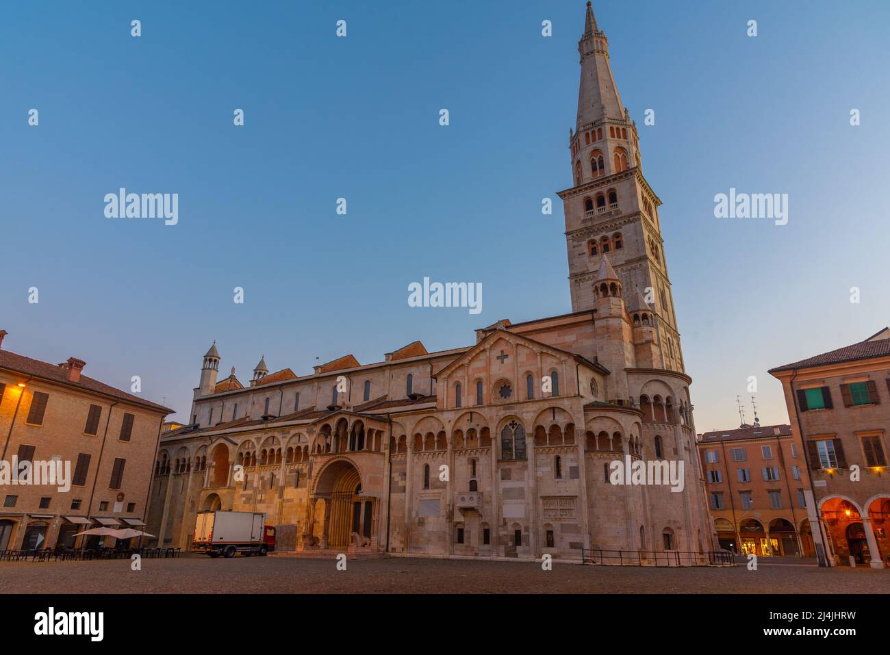 Vue au lever du soleil sur la cathédrale de Modène et la tour de Ghirlandina en Italie. Banque D'Images