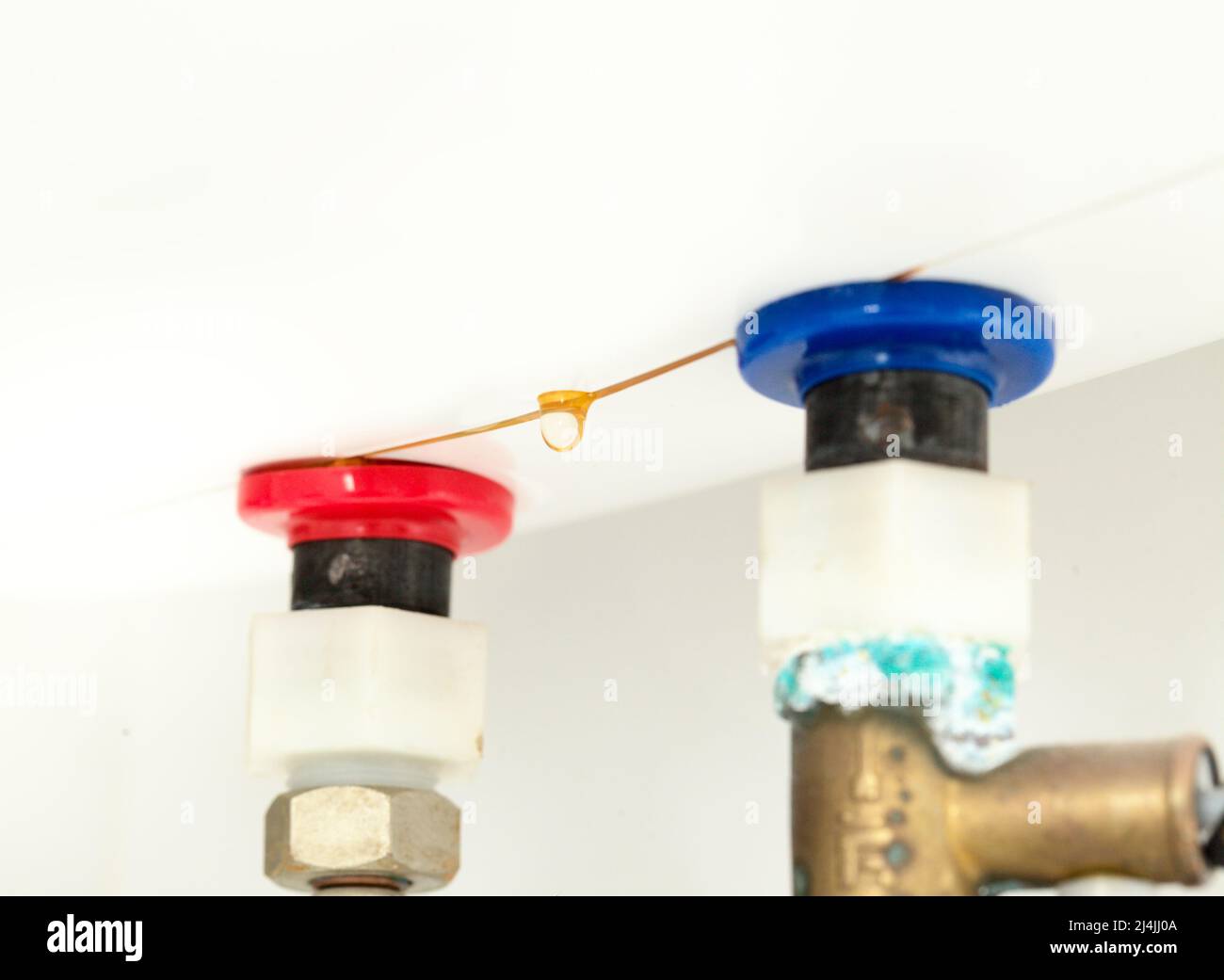 Chaudière fuite avec une goutte d'eau rouillée visible dans la couture  Photo Stock - Alamy