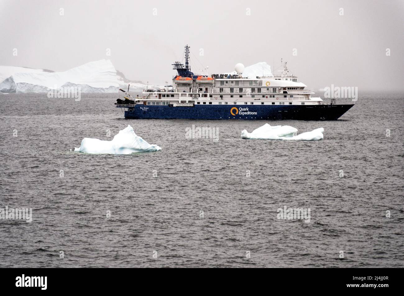 Exploration de l'Antarctique - Quark Expeditions Sea Spirit bateau de croisière naviguant parmi les icebergs - destination de voyage. Expédition de la faune de l'Antarctique. 19th Banque D'Images