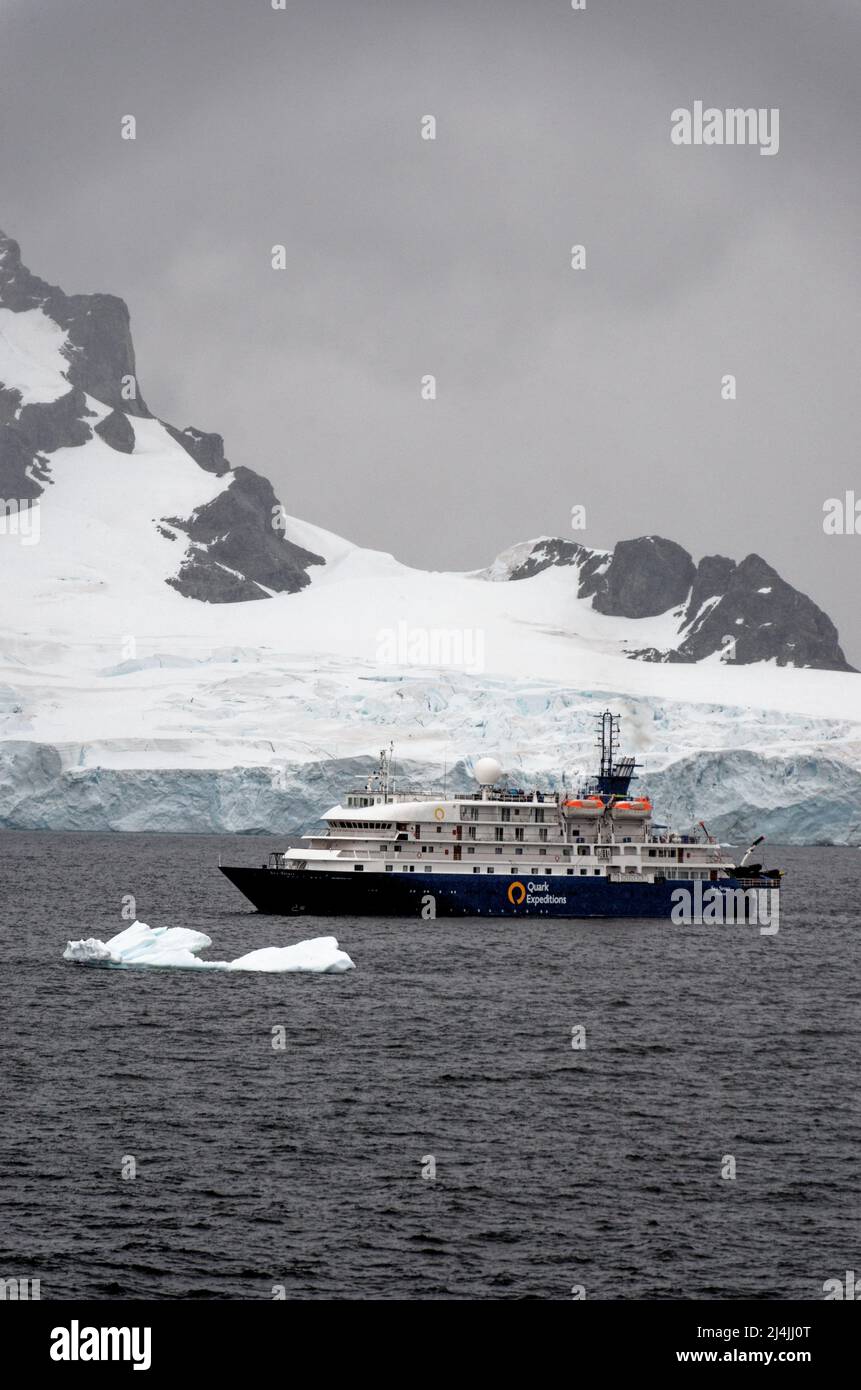 Exploration de l'Antarctique - Quark Expeditions Sea Spirit bateau de croisière naviguant parmi les icebergs - destination de voyage. Expédition de la faune de l'Antarctique. 19th Banque D'Images