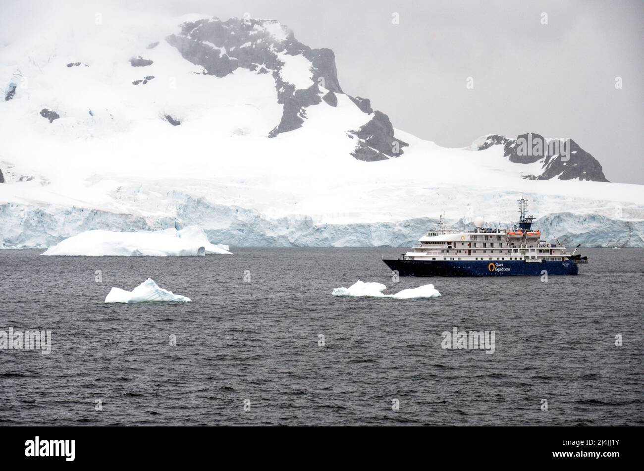 Exploration de l'Antarctique - Quark Expeditions Sea Spirit bateau de croisière naviguant parmi les icebergs - destination de voyage. Expédition de la faune de l'Antarctique. 19th Banque D'Images