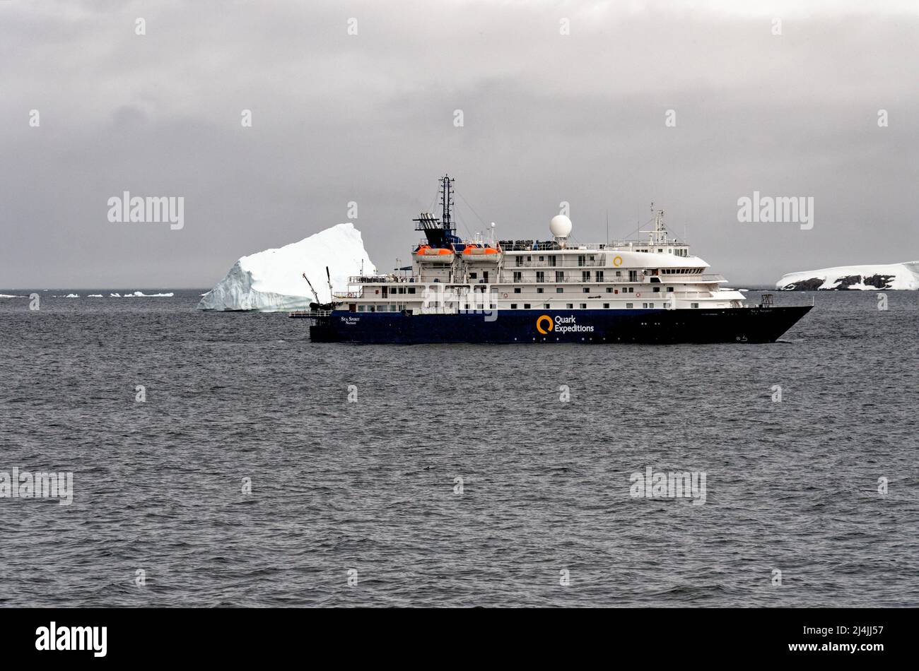 Exploration de l'Antarctique - Quark Expeditions Sea Spirit bateau de croisière naviguant parmi les icebergs - destination de voyage. Expédition de la faune de l'Antarctique. 19th Banque D'Images