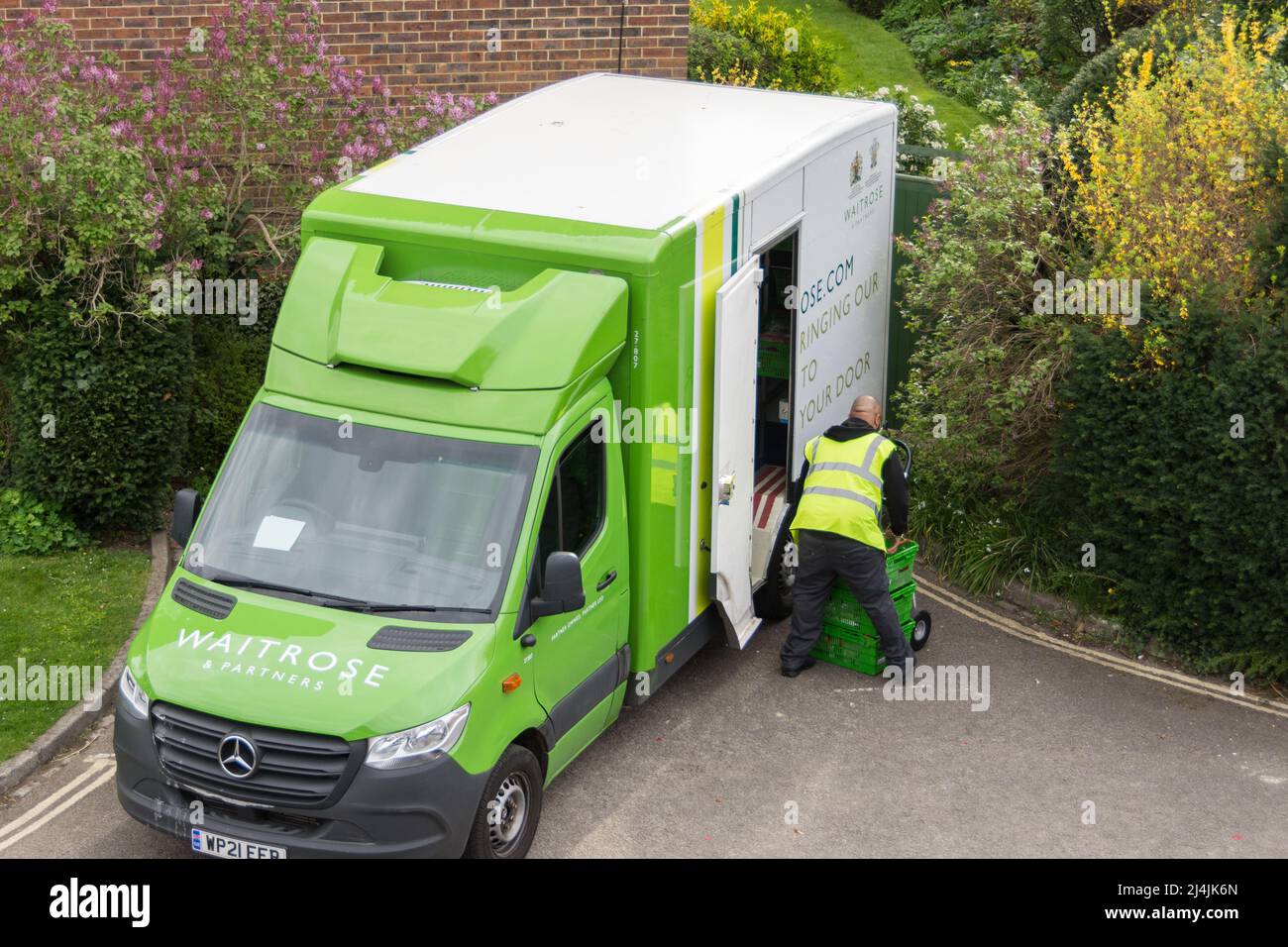 Camion de livraison et chauffeur de Waitrose & Partners - notre magasin est à votre porte dans le sud-ouest de Londres, en Angleterre, au Royaume-Uni Banque D'Images