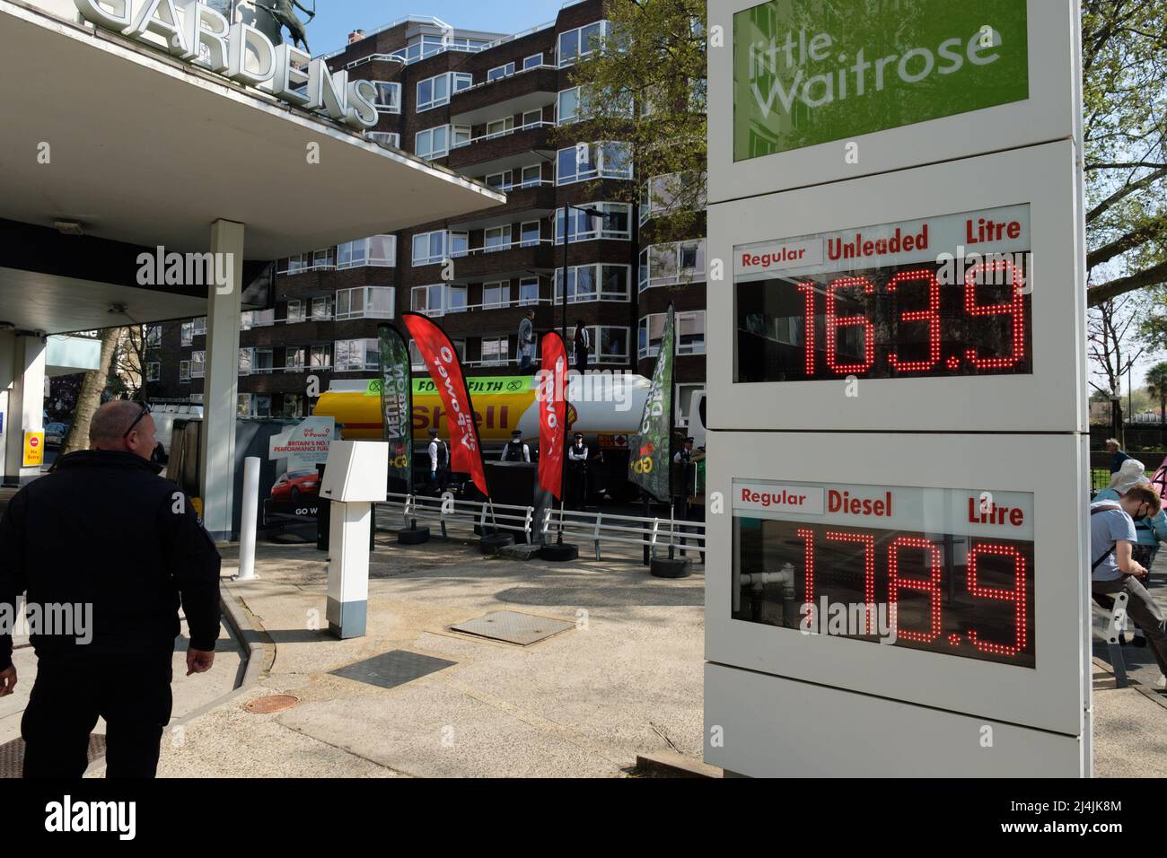 Londres, Royaume-Uni. 16th avril 2022. Les activistes de la rébellion de l'extinction (XR) ont sauté sur un pétrolier Shell, se collant eux-mêmes. Les Olympiens Etienne Stott et Laura Baldwin, parmi ceux qui ont grimpé sur un pétrolier, tandis que d'autres ont accroché la bannière de Marble Arch. Aujourd'hui s'inscrivait dans le cadre d'une vague de manifestations et de désobéissance civile d'une semaine pour exiger un arrêt immédiat de toutes les nouvelles infrastructures de combustibles fossiles par le gouvernement britannique dans le contexte de la crise climatique et de l'urgence écologique. Crédit : Dan Pearson/Alamy Live News Banque D'Images