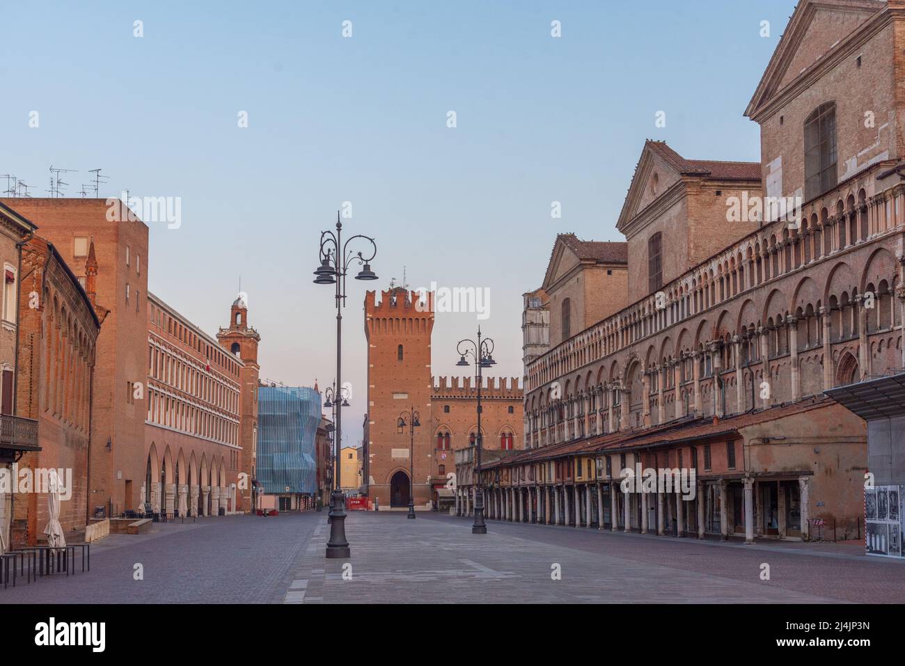 Vue au lever du soleil sur la Piazza Trento e Triste dans la ville italienne de Ferrara. Banque D'Images