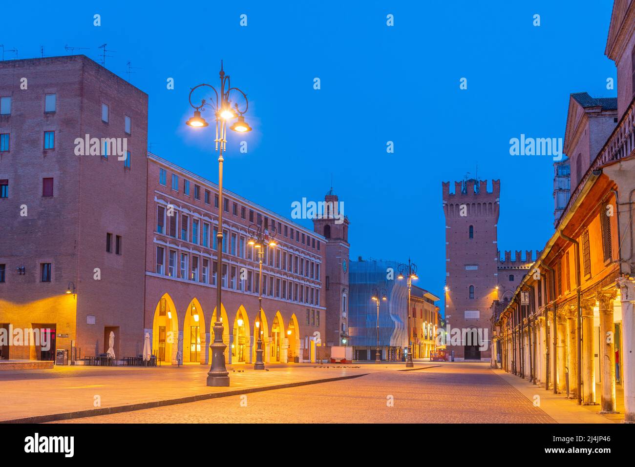 Vue au lever du soleil sur la Piazza Trento e Triste dans la ville italienne de Ferrara. Banque D'Images