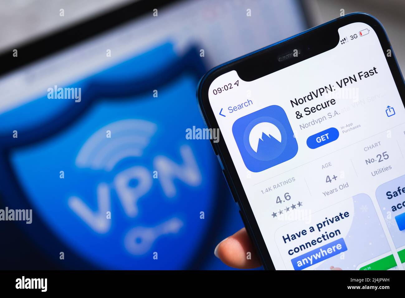SPB, Russie - 15 avril 2022 : application NordVPN. Gros plan du logo. Smartphone en main avec photo d'application VPN Banque D'Images