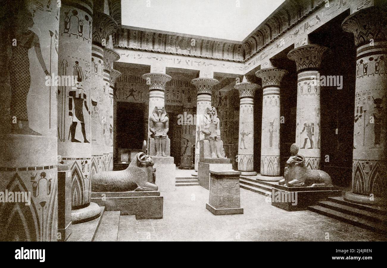 Cette image de 1907 montre une cour restaurée d'un ancien temple égyptien. Banque D'Images