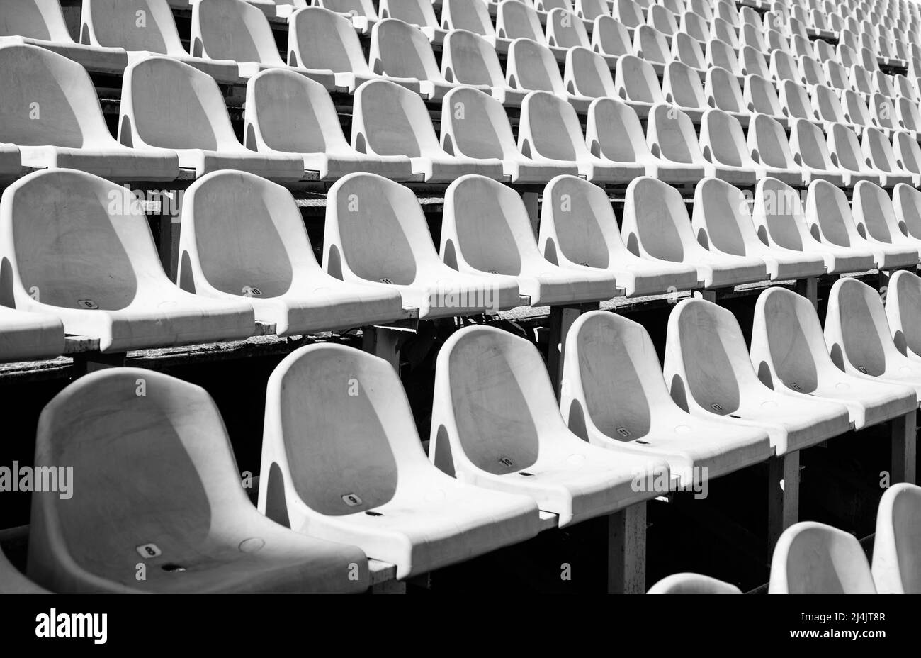 chaises pour le public. concept d'environnement culturel. couleur et symétrie. sièges vides. stade moderne. tribunes jaunes. sièges de tribune sur le stade sportif Banque D'Images