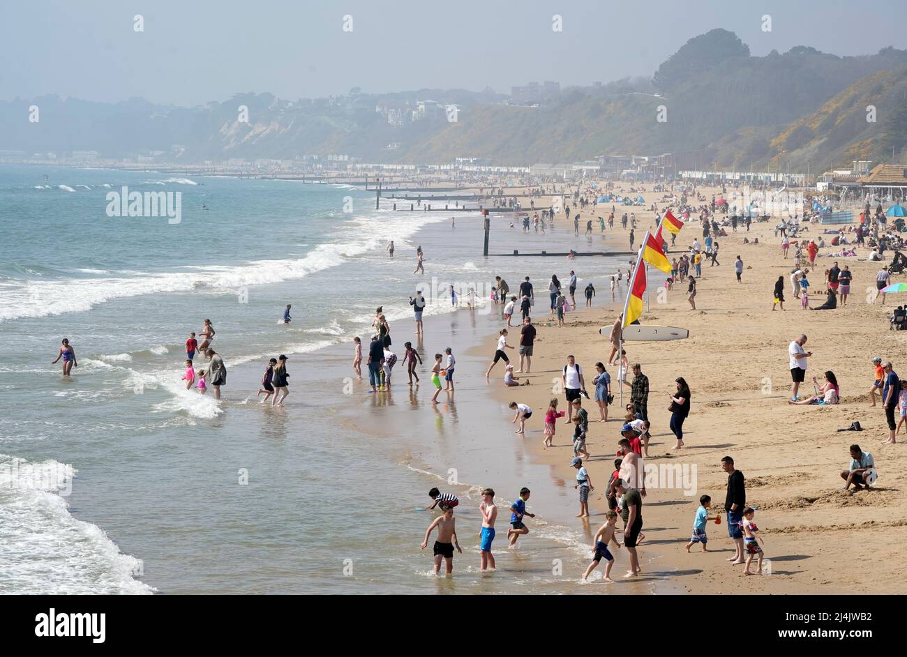Les gens apprécient le beau temps à Bournemouth Beach à Dorset, le Royaume-Uni étant prévu pour une autre journée de temps chaud avant le dimanche de Pâques, après avoir connu le jour le plus chaud de l'année jusqu'à présent. Date de la photo: Samedi 16 avril 2022. Banque D'Images