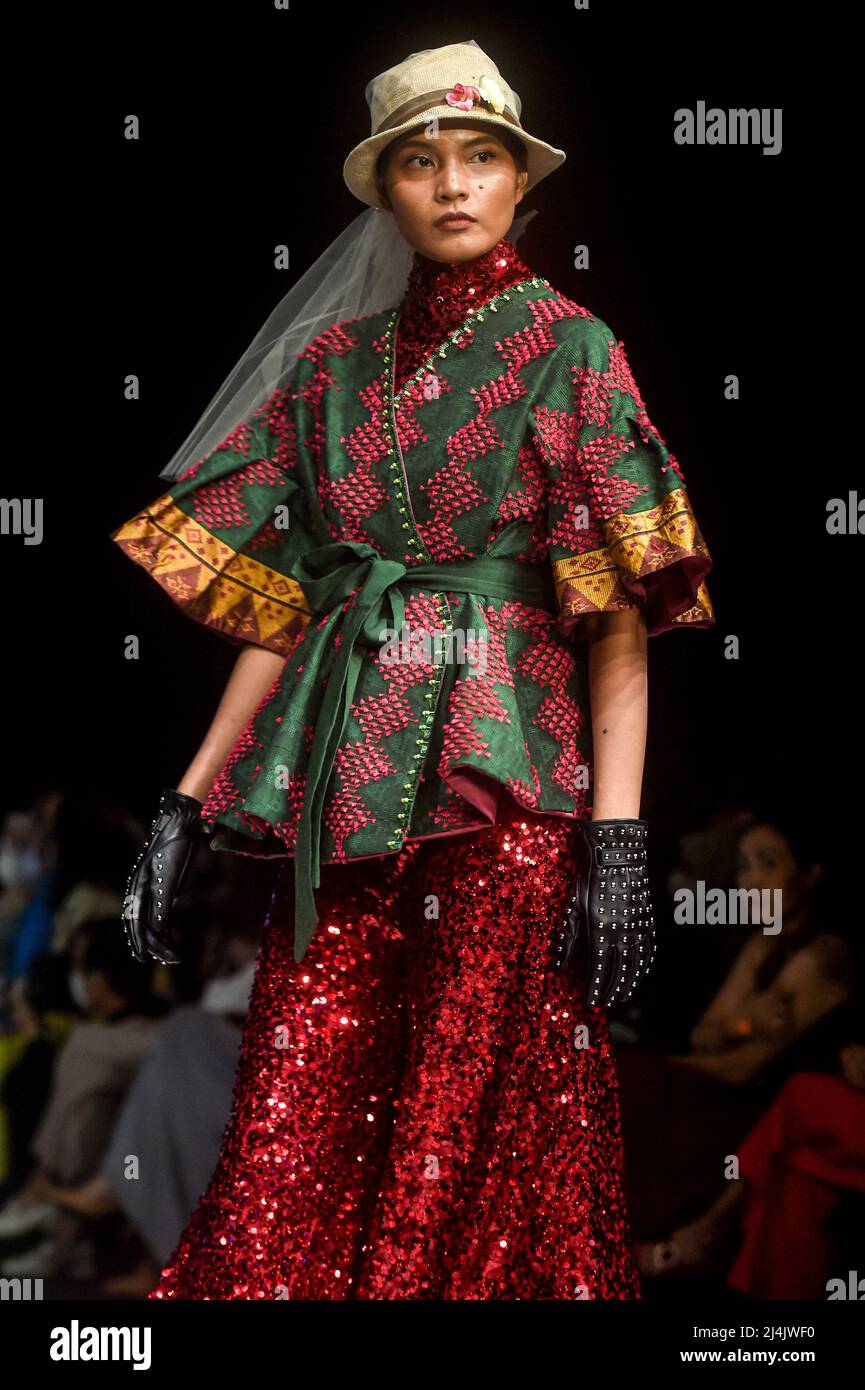 Jakarta, Indonésie. 16th avril 2022. Un modèle présente des créations du designer Defico Audy lors de la semaine de la mode en Indonésie 2022 à Jakarta, Indonésie, le 16 avril 2022. Credit: Agung Kuncahya B./Xinhua/Alay Live News Banque D'Images