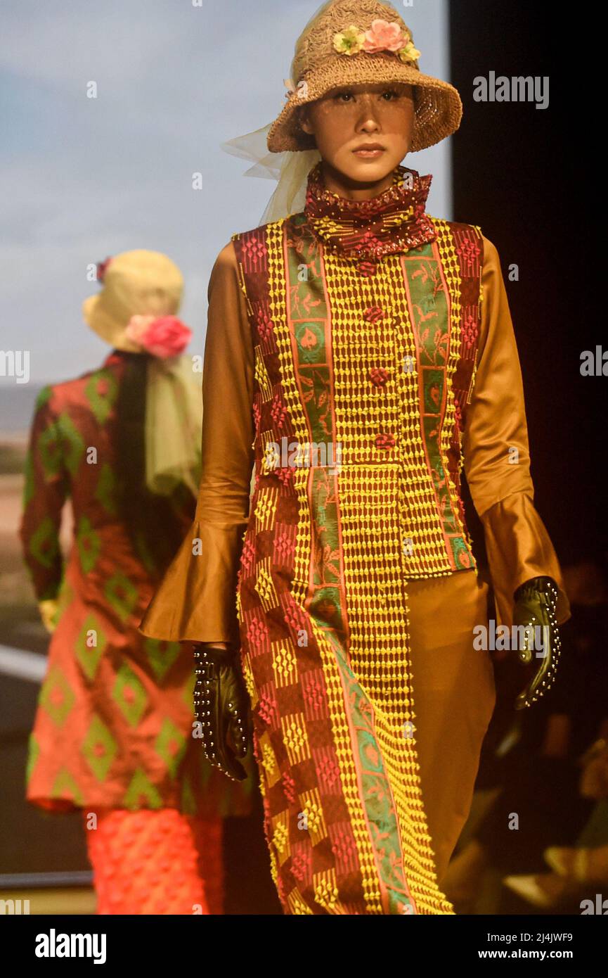 Jakarta, Indonésie. 16th avril 2022. Les modèles présentent des créations du designer Defico Audy lors de la semaine de la mode en Indonésie 2022 à Jakarta, Indonésie, le 16 avril 2022. Credit: Agung Kuncahya B./Xinhua/Alay Live News Banque D'Images