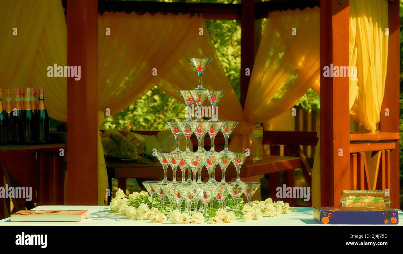 Une diapositive de verres à cocktail avec baies lors d'une chaude journée de fête de mariage Banque D'Images