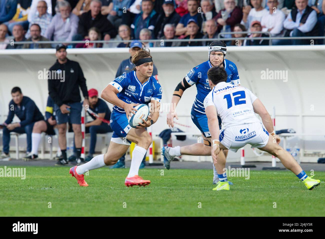 Nicolas Freitas de vannes et Michele Campagnaro de Colomiers lors du championnat de France Pro D2 rugby à XV et Colomiers Rugby le 15 avril 2022 au stade la Rabine de vannes, France - photo Damien Kilani / DK Prod / DPPI Banque D'Images