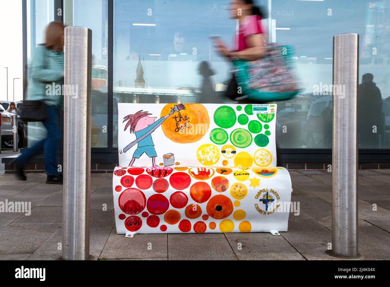 M & S Food Coppull Parish Primary The Dot; Chorley Town Center, ; « quelle est votre histoire, Chorley ? ». La belle interprétation de Peter H. Reynolds ‘The Dot’ par l’école paroissiale de Coppull Banque D'Images