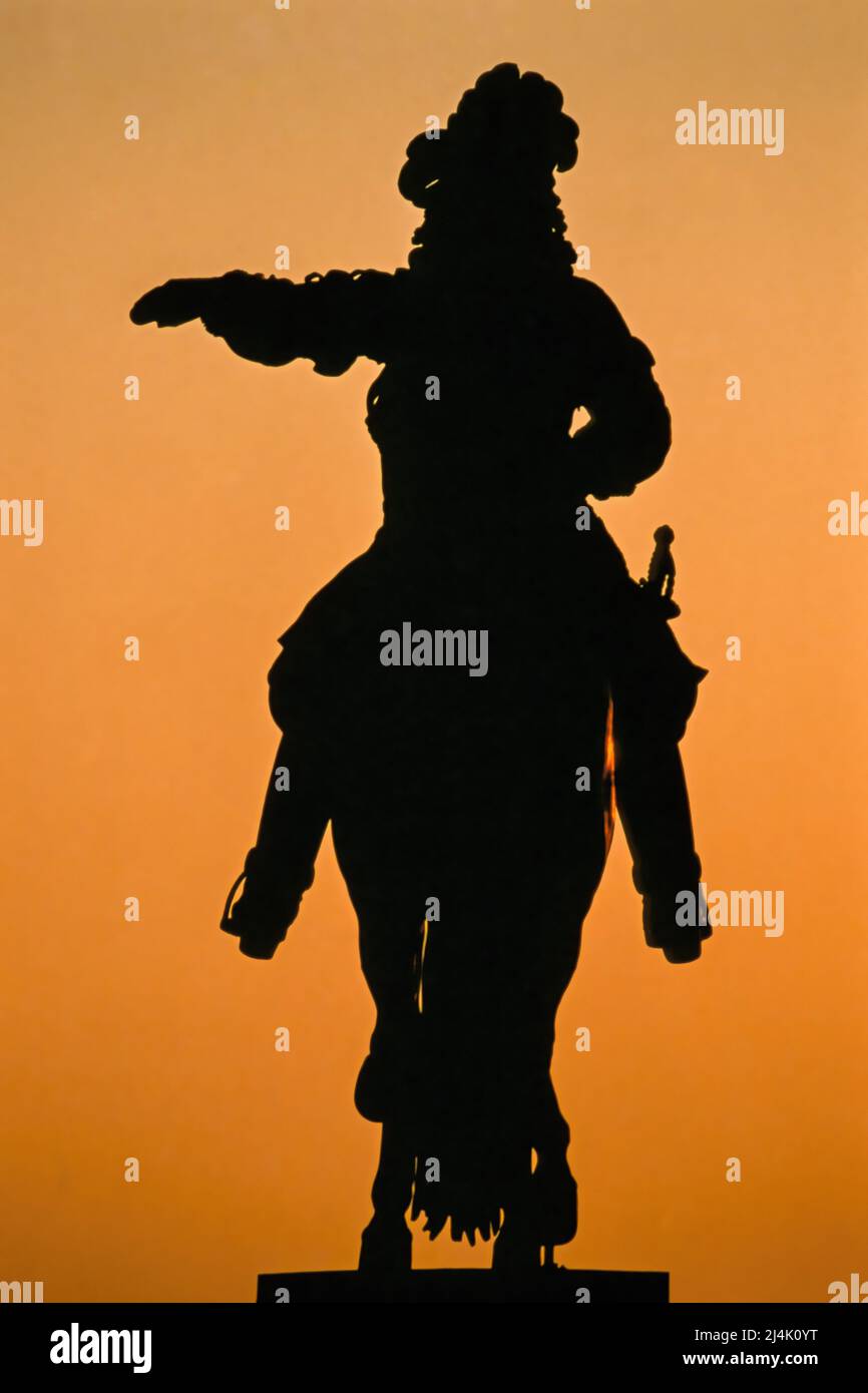 France. Yvelines (78) Château de Versailles : face au soleil levant, silhouette de la statue équestre de Louis XIV Commandé par Louis-Philippe, i Banque D'Images