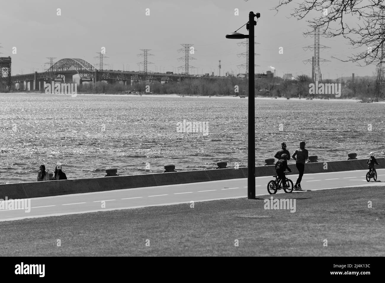 Une journée de congé au lac Ontario à Burlington, ONTARIO; avec le pont Skyway en arrière-plan Banque D'Images
