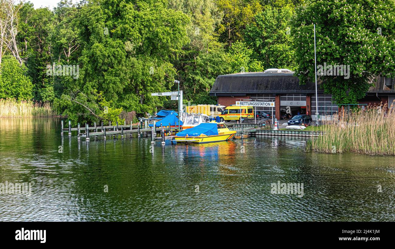 Station de sauvetage avec ambulance et bateau amarré sur les rives du lac Tegel, Berlin Banque D'Images