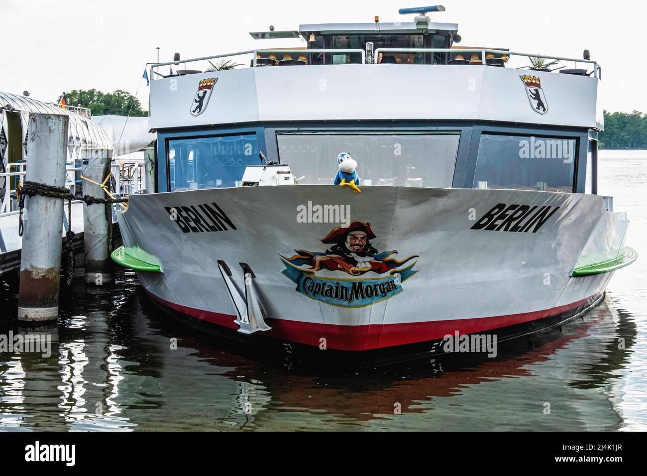 Photo du capitaine Morgan et emblème de Berlin sur un bateau amarré, Tegeler See, Alt-Tegel, Berlin, Allemagne Banque D'Images