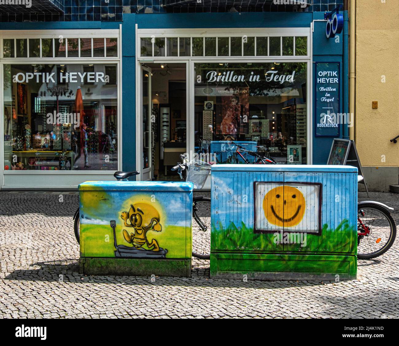 Optik Heyer Optiticien et boîtes utilitaires peintes à Alt-Tegel, Berlin. Boîte de service avec smiley visage paintwork Banque D'Images