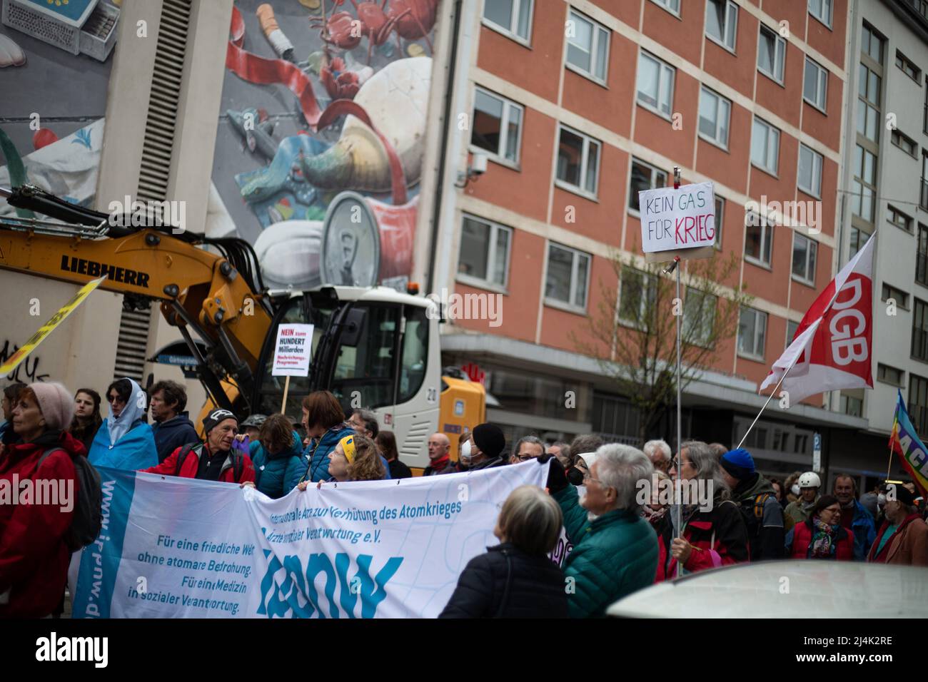 Munich, Allemagne. 16th avril 2022. Le 16 avril 2022, environ un millier de personnes se sont jointes à la Marche de Pâques pour la paix et le désarmement à Munich, en Allemagne. Ils ont protesté contre la guerre brutale de Poutine contre l'Ukraine et contre l'armement de l'Allemagne, de l'armée et de l'OTAN. (Photo par Alexander Pohl/Sipa USA) crédit: SIPA USA/Alay Live News Banque D'Images