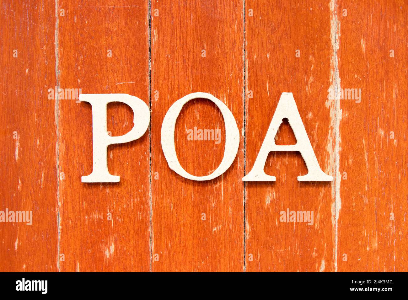 Lettre alphabétique en mot POA (abréviation du plan d'action, procuration, période de disponibilité ou payée à l'arrivée) sur une ancienne plaque en bois rouge Banque D'Images