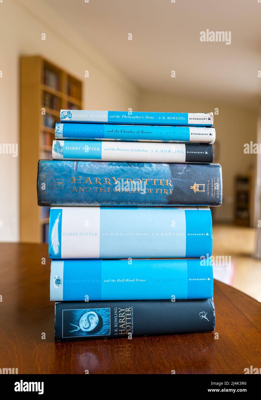 Affichage de la pile de la série de livres Harry Potter sur une table par J K Rowling, Royaume-Uni Banque D'Images