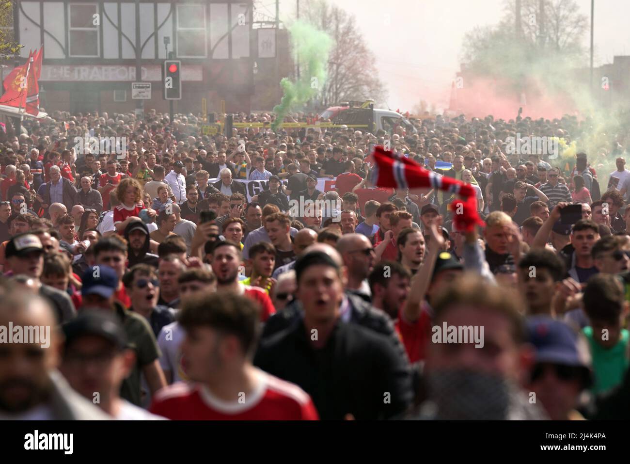 Les supporters de Manchester United protestent contre la participation de l'équipe à Sir Matt Busby Way avant le match de la Premier League à Old Trafford, Manchester. Date de la photo: Samedi 16 avril 2022. Banque D'Images