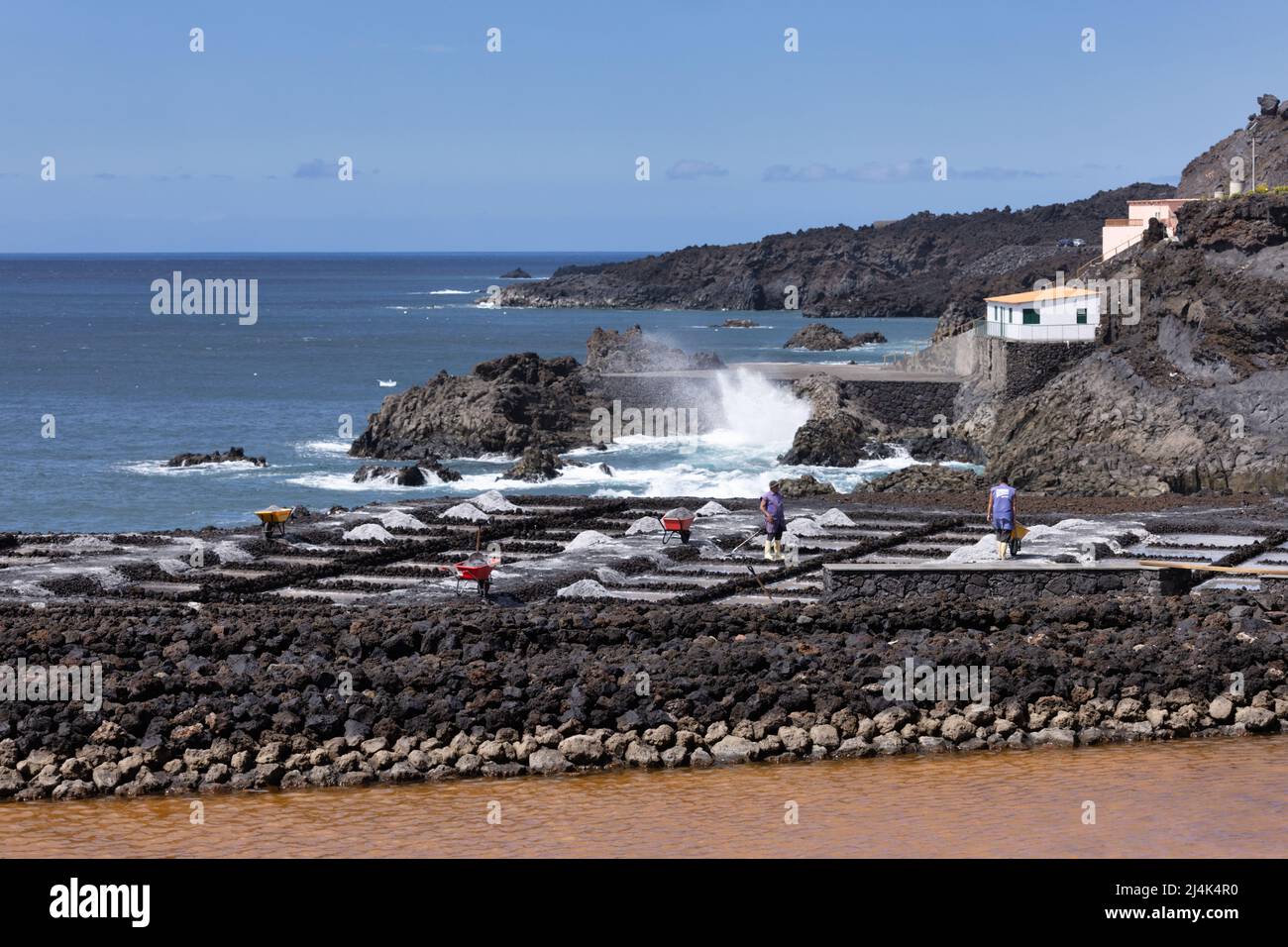 L'île de la Palma Espagne - 04 mars 2022 : ouvrier à l'extraction de sel près de Fuencaliente à l'île de la Palma Banque D'Images