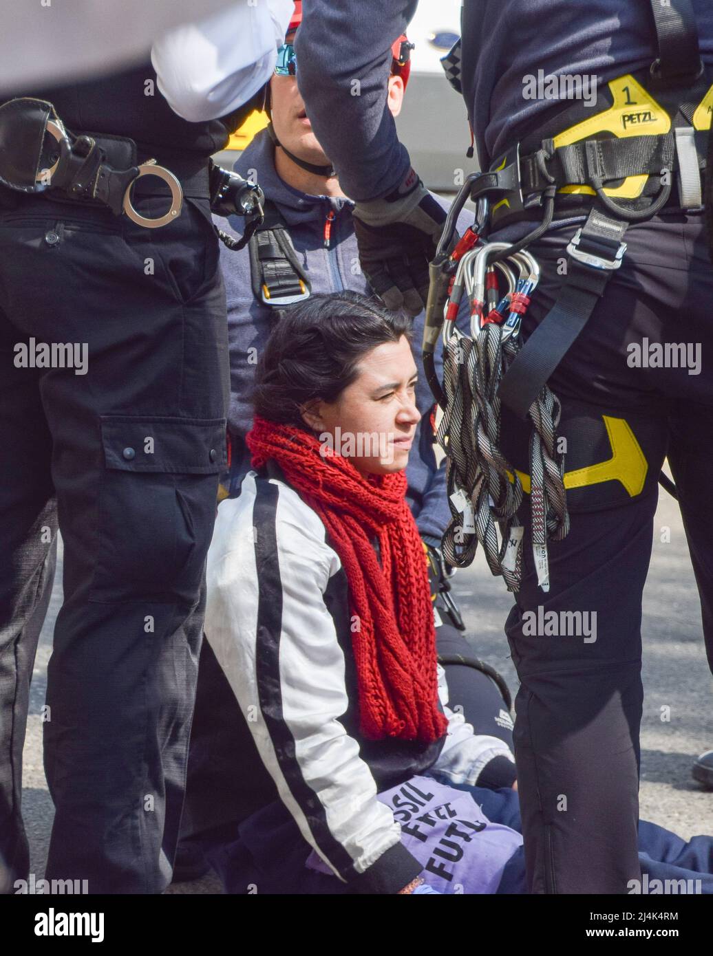 Londres, Angleterre, Royaume-Uni. 16th avril 2022. Les policiers délèvent et arrêtent un manifestant qui se trouvait au-dessus du pétrolier. Le médaillé d'or olympique a grimpé sur un pétrolier Shell avec un autre activiste, bloquant une route à Bayswater, tandis que plusieurs manifestants de la rébellion d'extinction ont apporté leur soutien. L’athlète et activiste demande la fin des combustibles fossiles et appelle le gouvernement à agir sur la crise climatique. (Credit image: © Vuk Valcic/ZUMA Press Wire) Credit: ZUMA Press, Inc./Alay Live News Credit: ZUMA Press, Inc./Alay Live News Banque D'Images