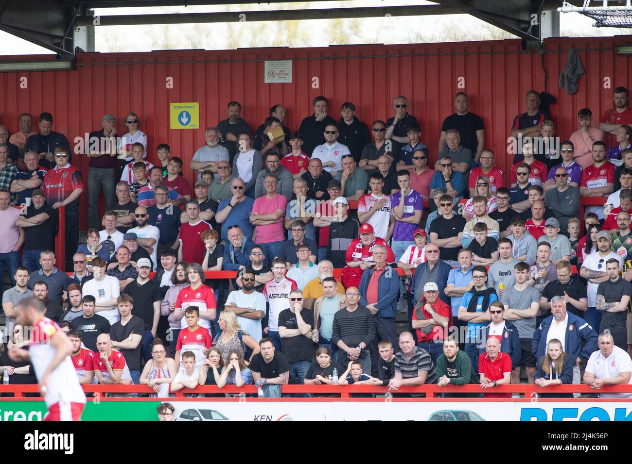 Fans de football / football et spectateurs debout sur la terrasse au stade de football de la ligue inférieure, Lamex Stadium, stade du Stevenage FC. Banque D'Images