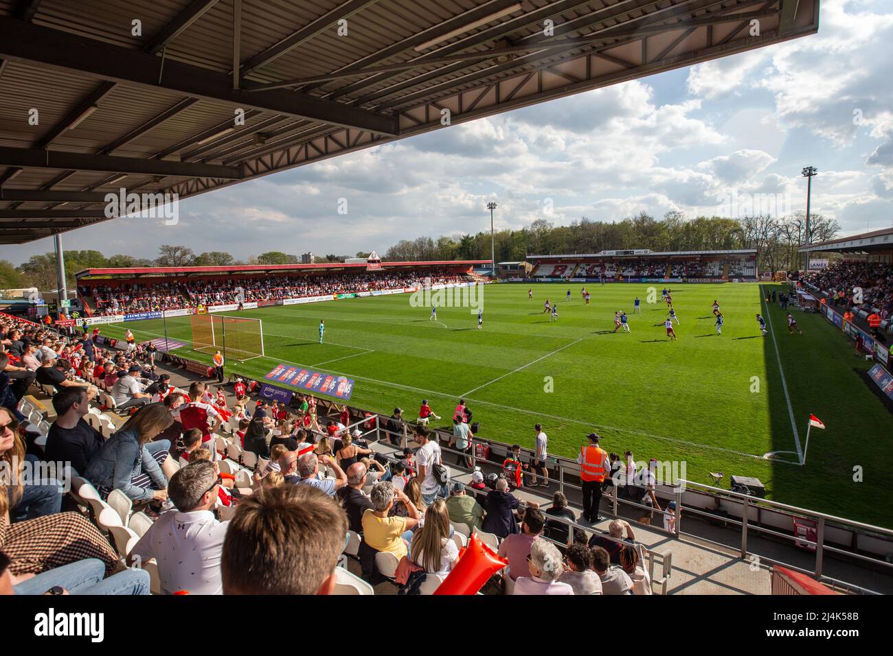 Vue depuis North Stand au stade Lamex des ligues inférieures de football/terrain de football pendant le match. Accueille le club de football de Stevenage Banque D'Images