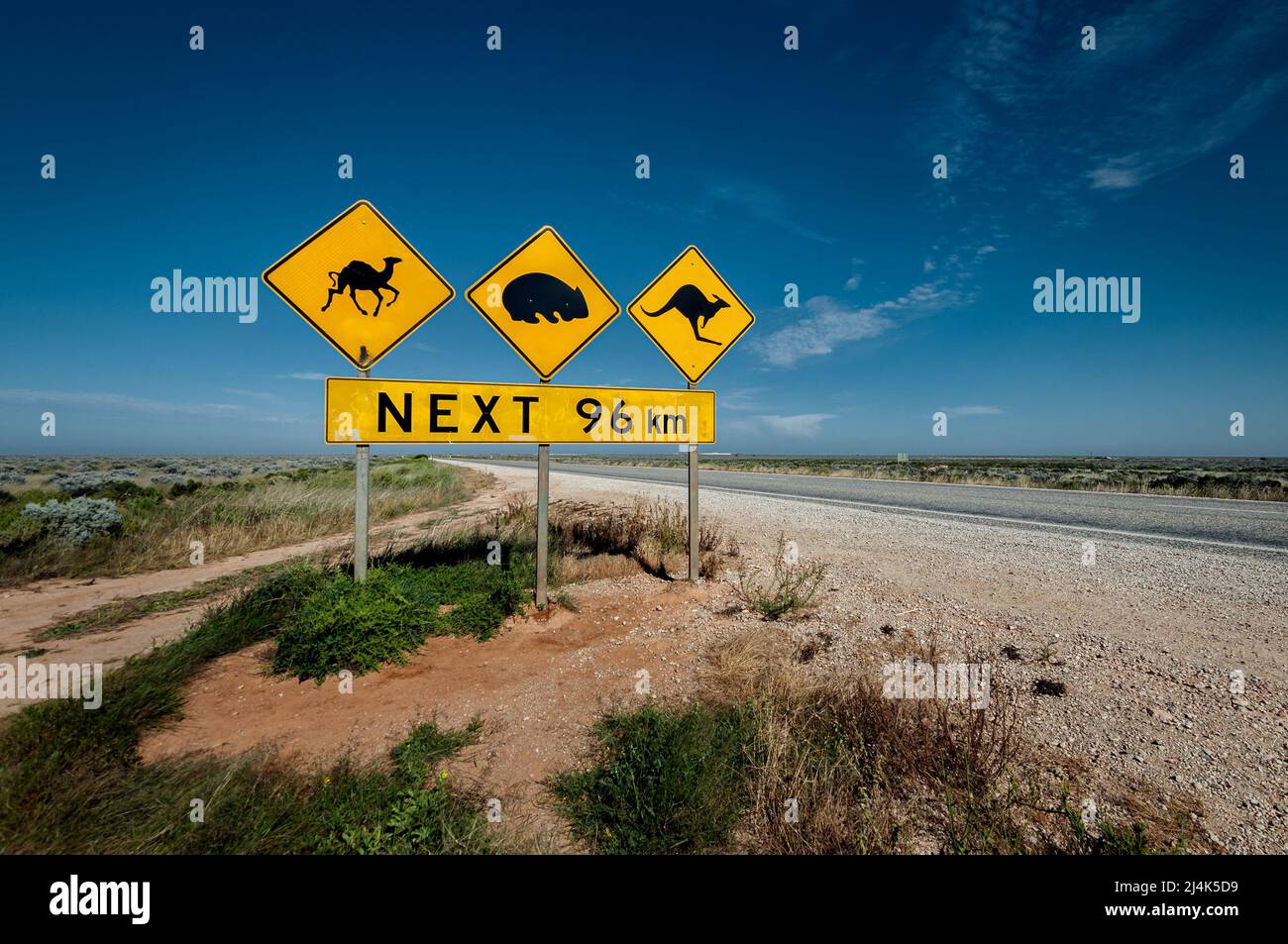 Célèbre panneau routier à la plaine de Nullarbor dans l'Outback australien. Banque D'Images