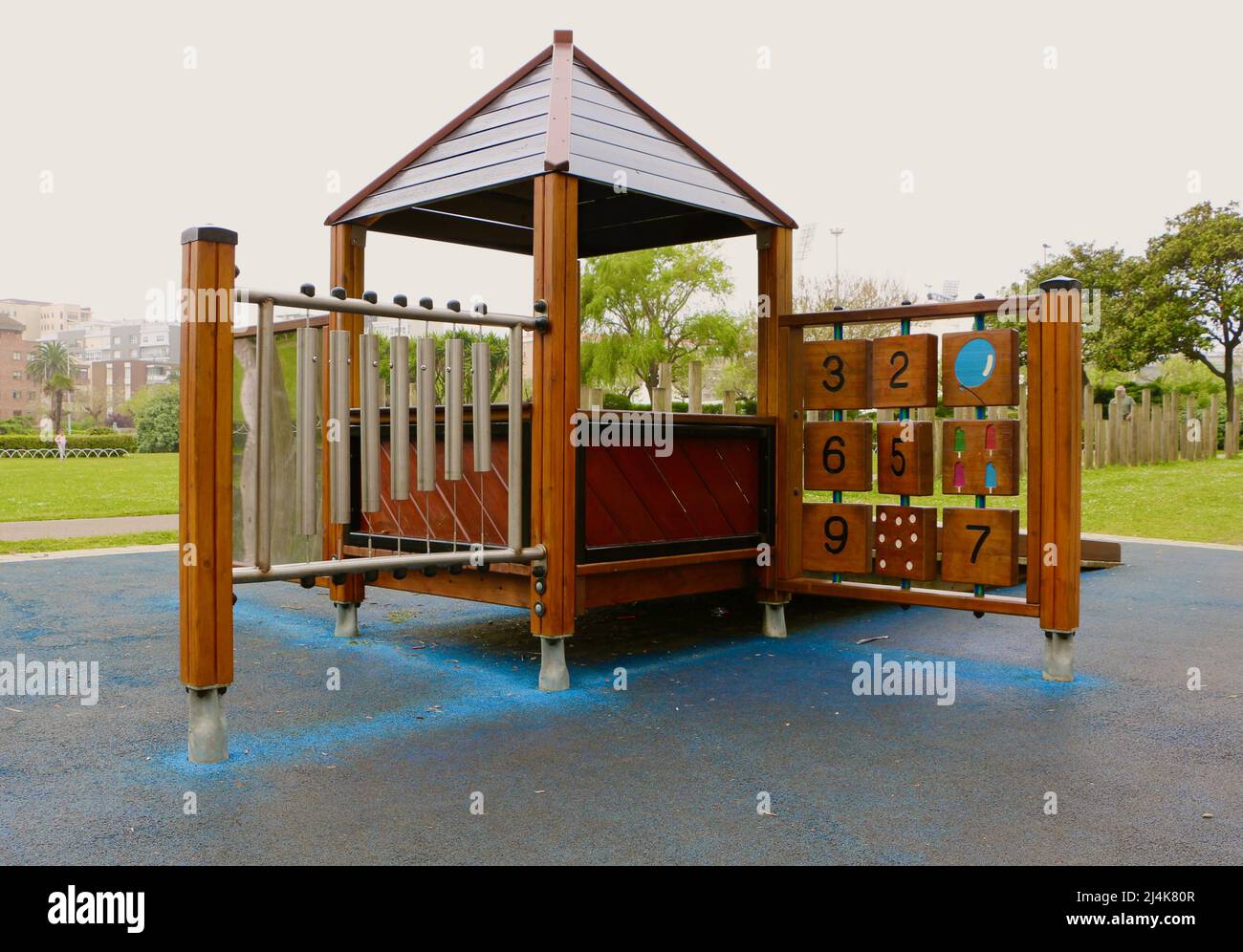 Terrain de jeu en bois avec cloches tubulaires et blocs rotatifs avec numéros Sardinero Santander Cantabria Espagne Banque D'Images